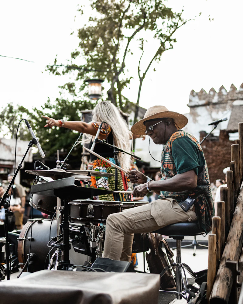 Un batteur joue lors d’un concert en plein air