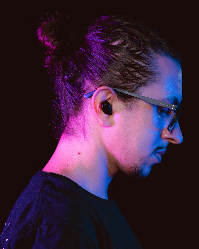 Un musicien porte un écouteur dans l’oreille
