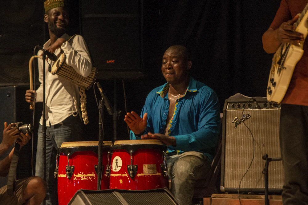 Un percussionniste joue des congas sur scène