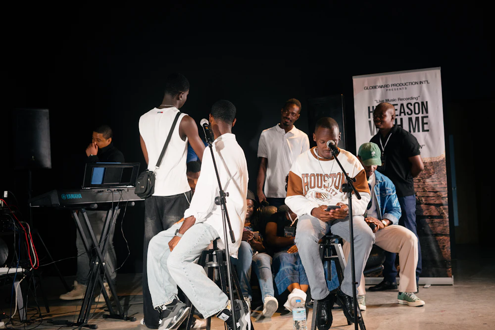 Un groupe de jeunes musiciens se produit sur scène