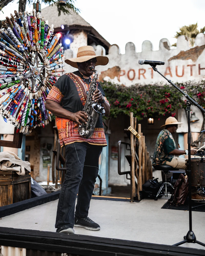 Un saxophoniste joue lors d’un festival